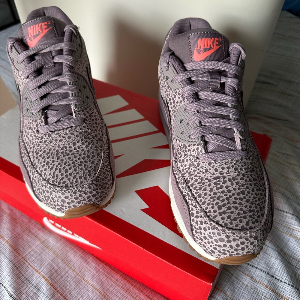 Nike Air Max 90 Prem - size 9, Plum pebbled leather